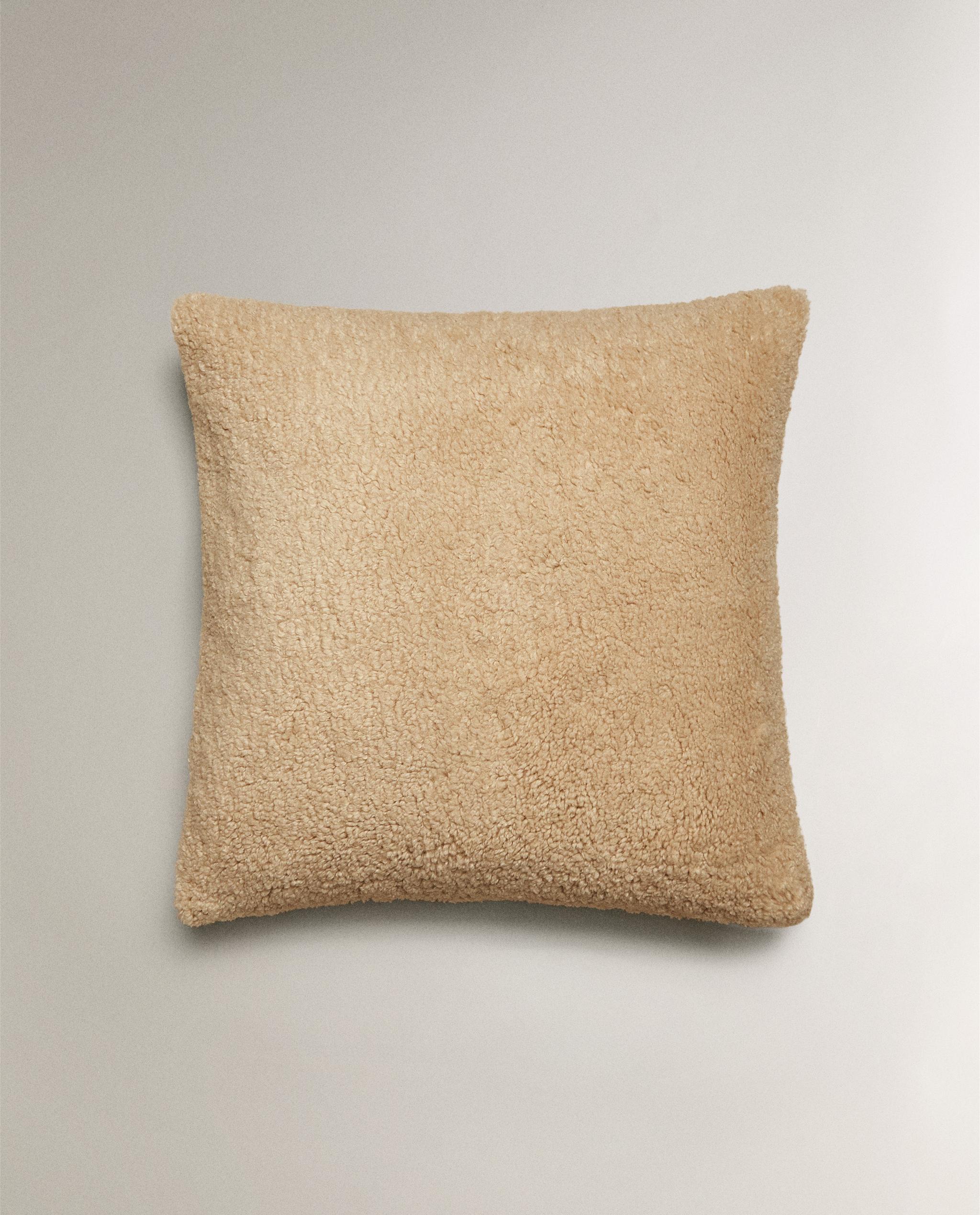 REVERSIBLE FAUX SHEARLING QUILT CUSHION COVER | Zara Home United