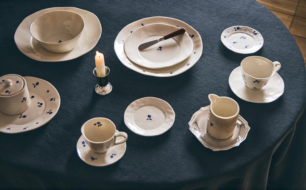 SERVICE DE TABLE EN PORCELAINE FLORALE