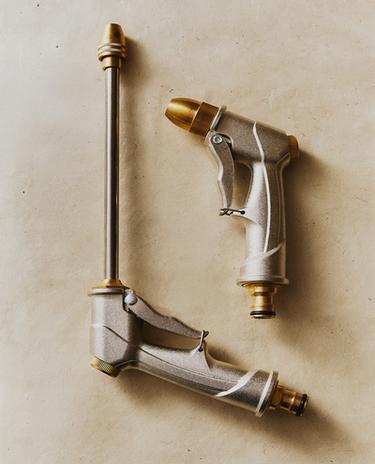 MULTI-WAY GARDEN HOSE NOZZLE