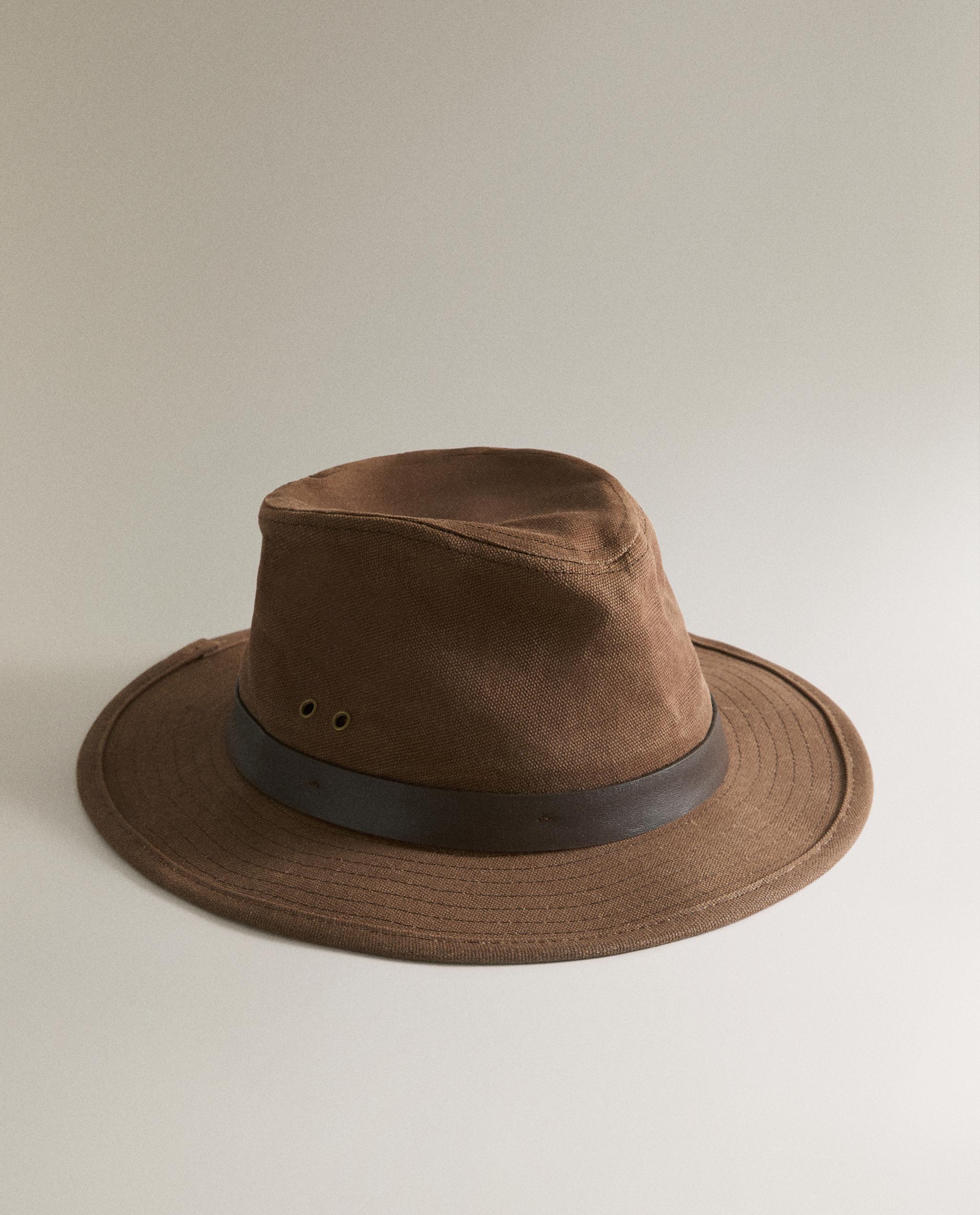 SLEEPING BAG, NOTEBOOKS AND HAT product thumbnail 18