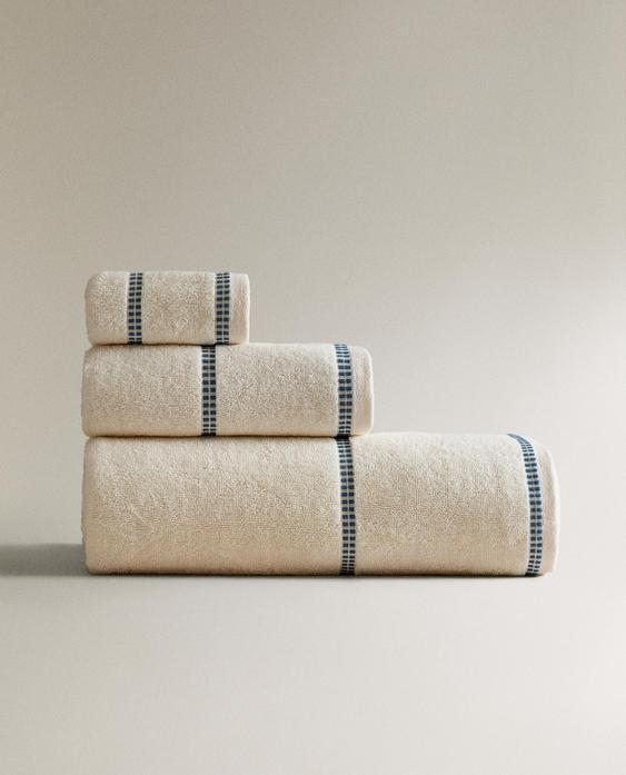 KUPAONSKI RUČNIK S GEOMETRIJSKIM OBRUBOM