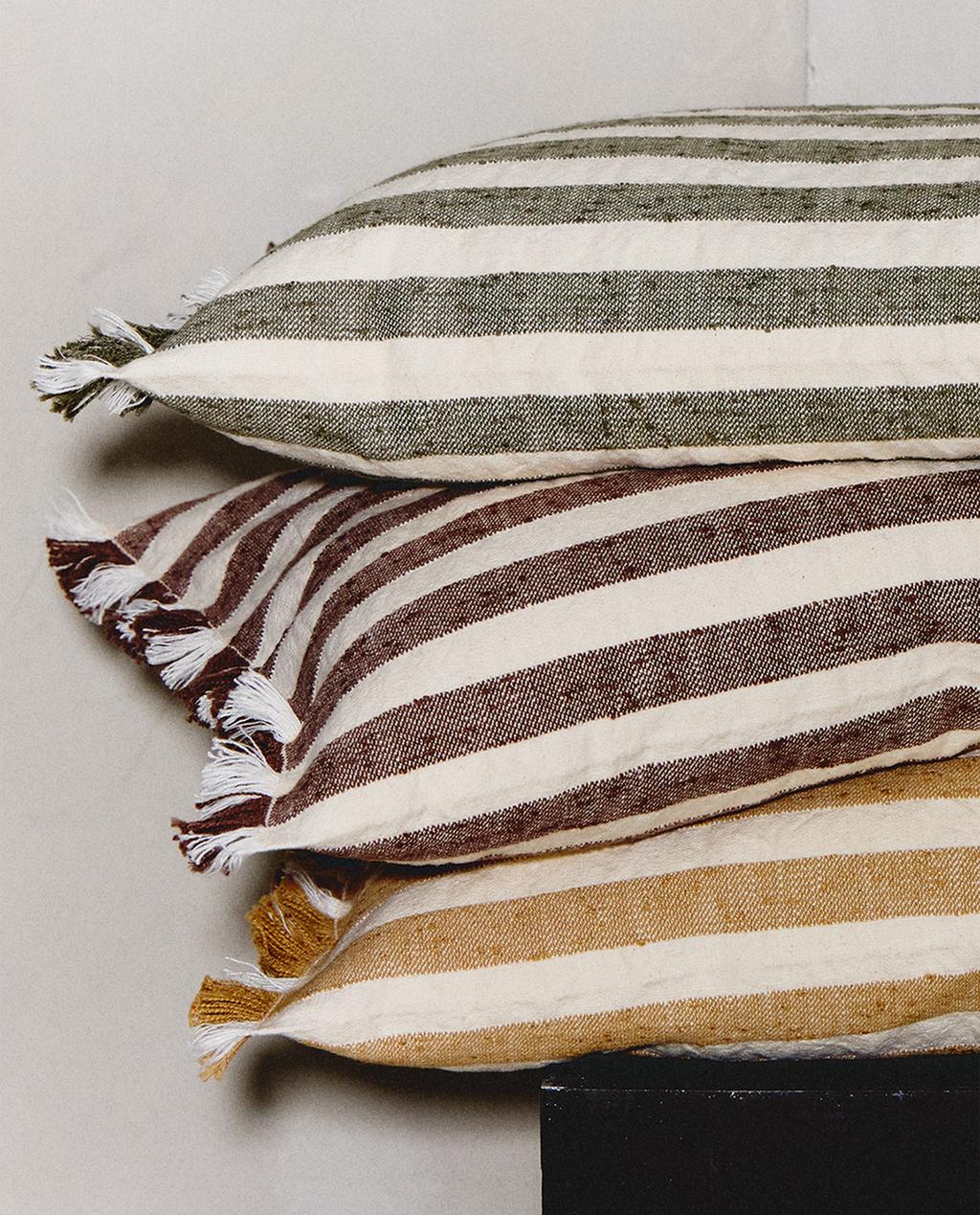 غلاف وسادة مخطط