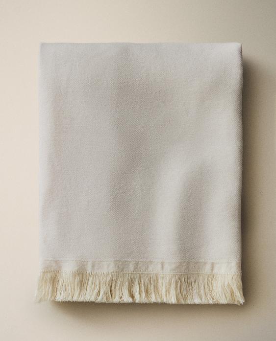 MANTA DECORATIVA COM FRANJAS MANTA DECORATIVA COM FRANJAS