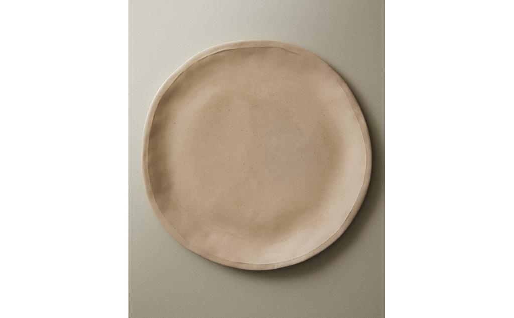 طبق مسطح من الخزف الحجري