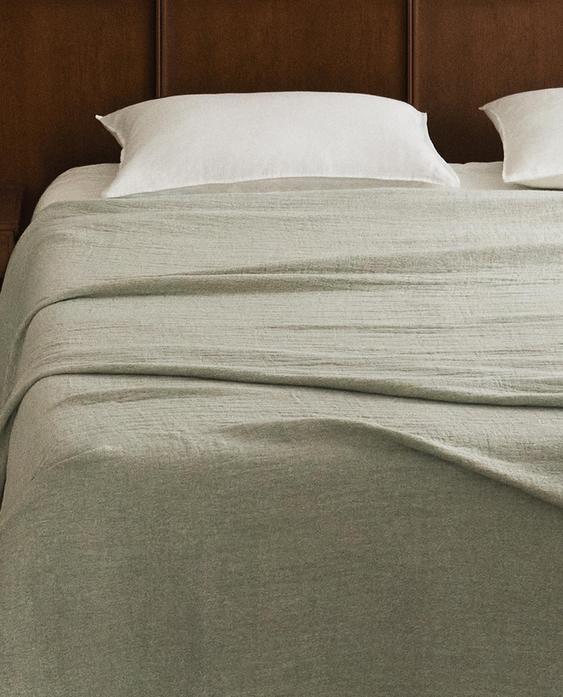 TEXTURED BEDSPREAD
