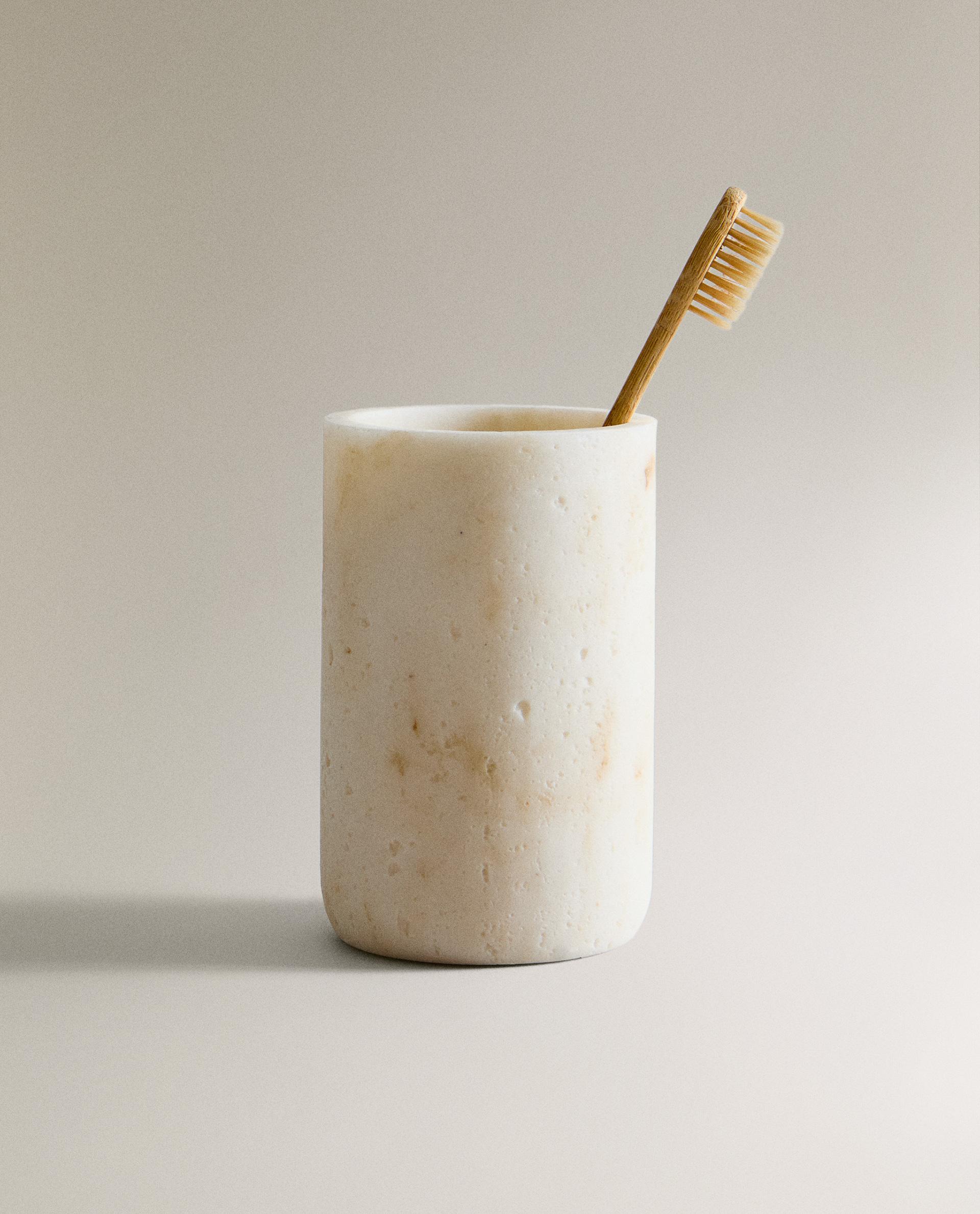 MARBLE-EFFECT TOOTHBRUSH HOLDER