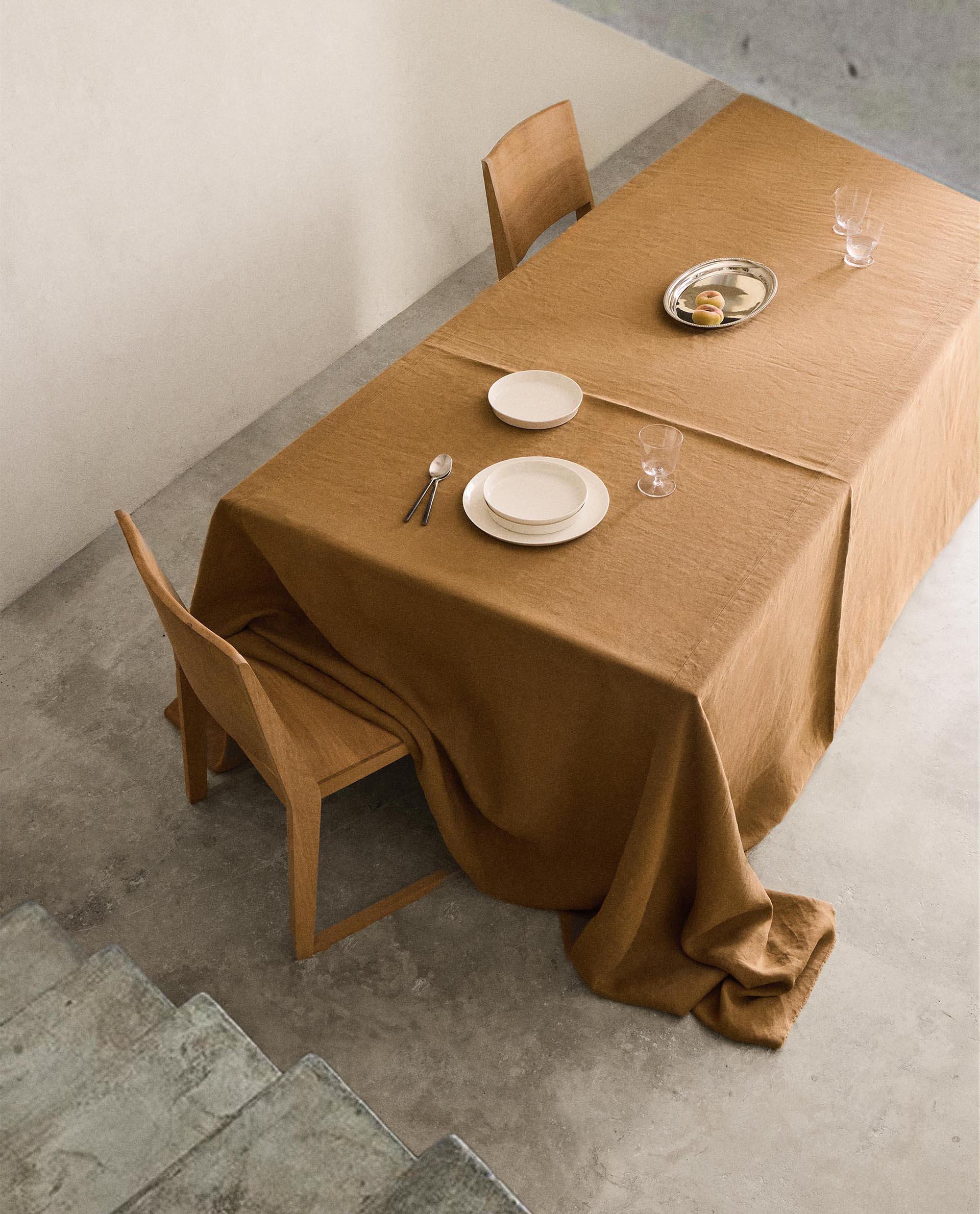 TABLECLOTH 01