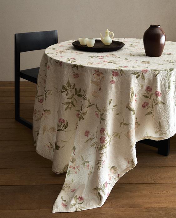 مفرش مائدة بأزهار جاكار مفرش مائدة بأزهار جاكار