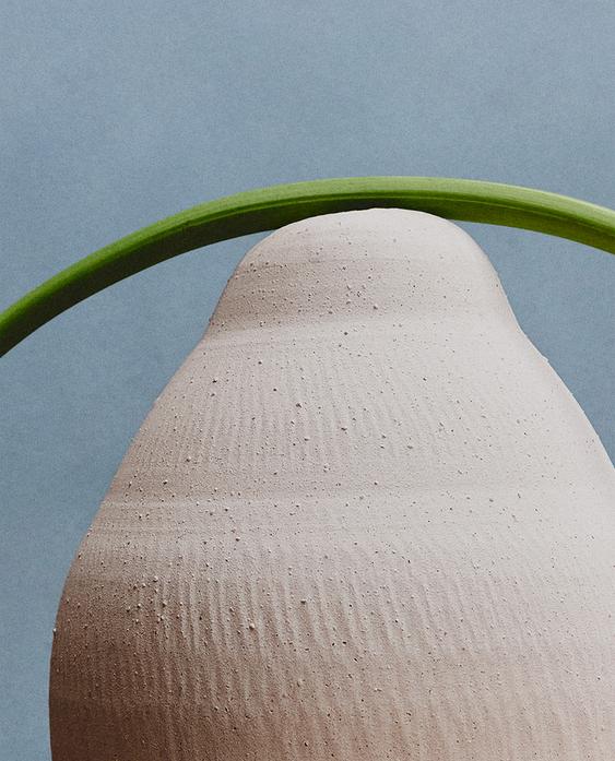 VASE AUS RAUER KERAMIK