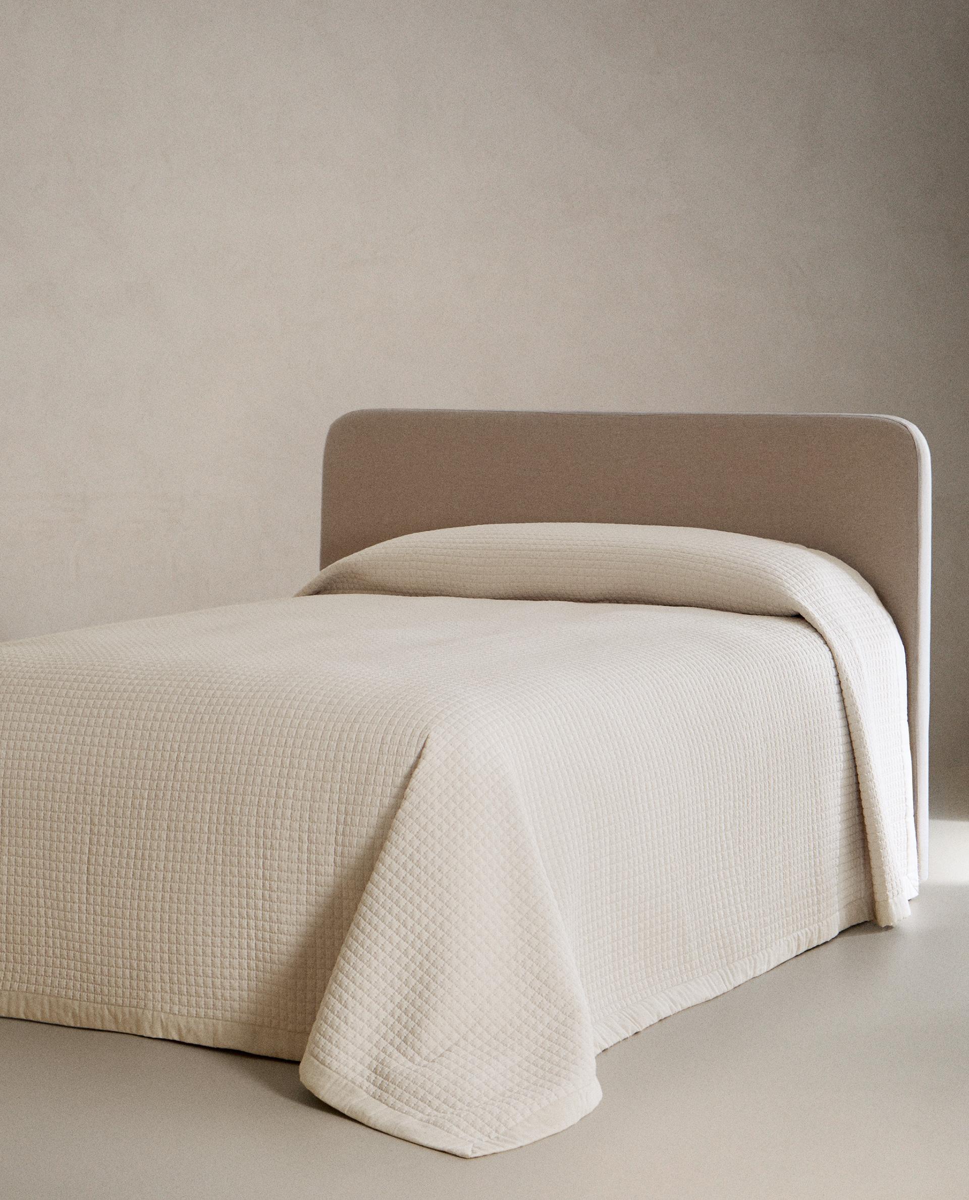 ベッドカバー　キルティング　寝具　ゴールド　ザラホーム　掛け布団　布団　zara キルト布団 | Zara Home 日本/Japan | 最新コレクション