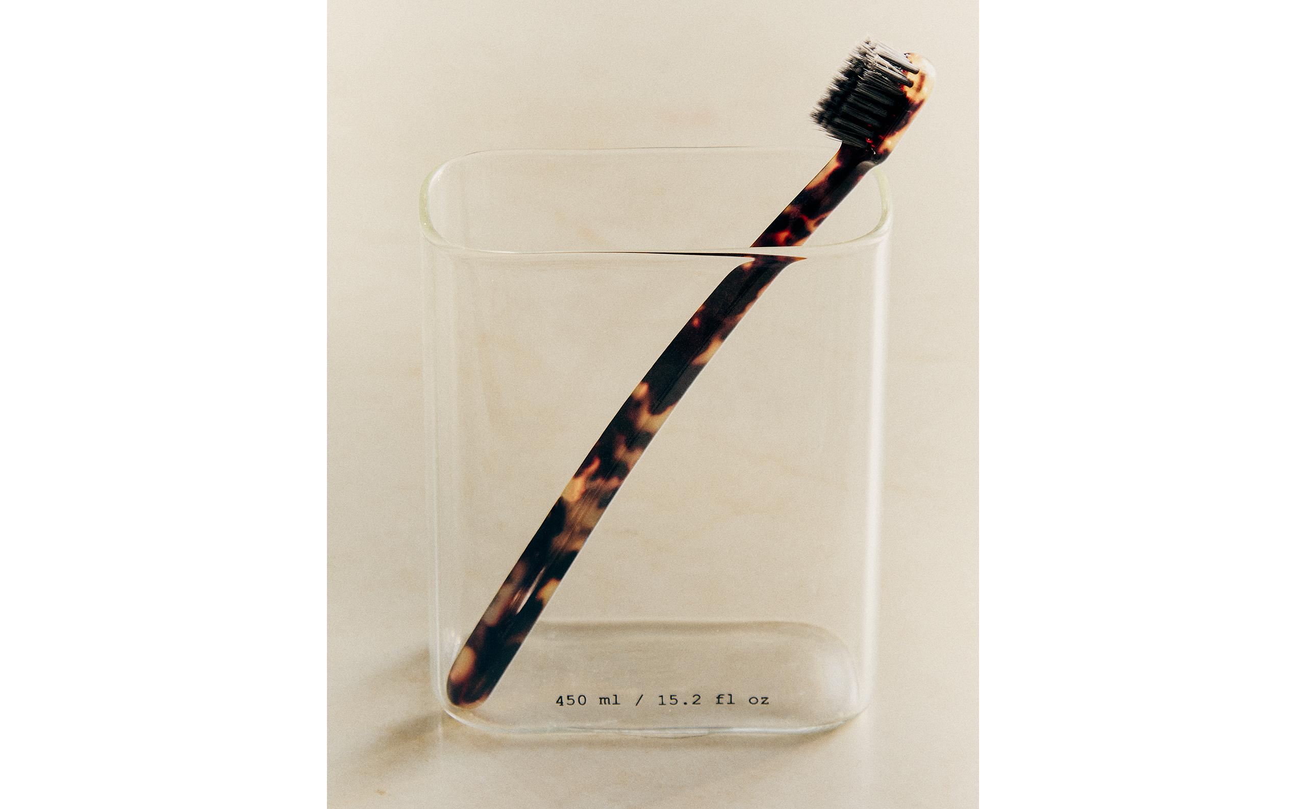 BOROSILICATE TOOTHBRUSH HOLDER WITH LETTERS product thumbnail 8