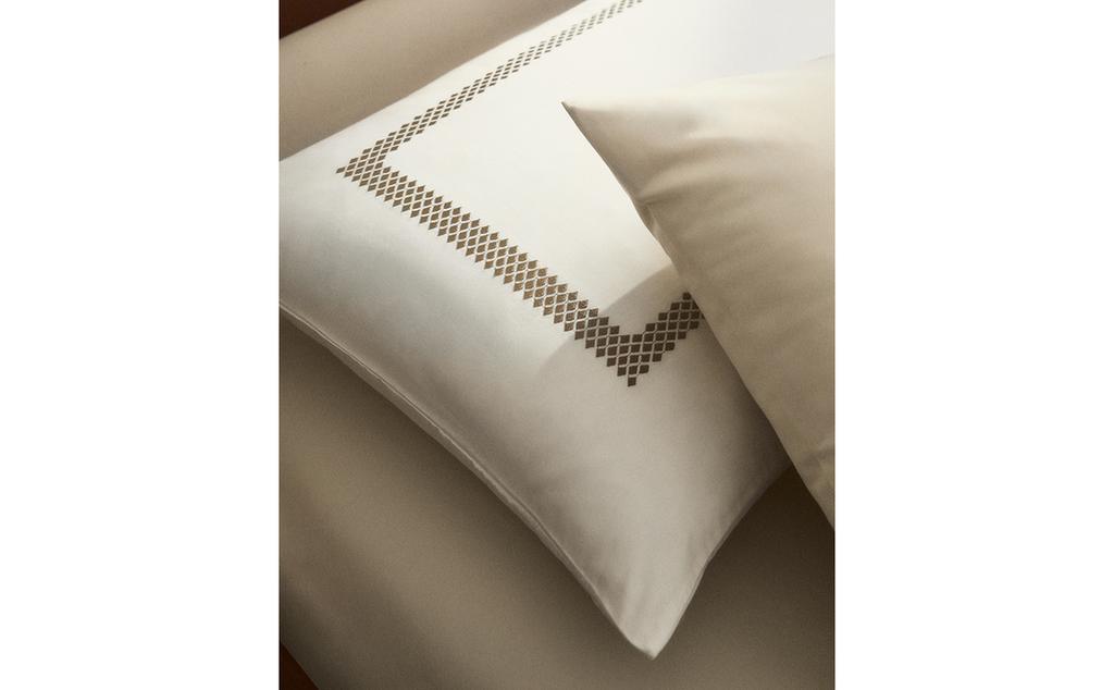 GEOMETRIC EMBROIDERED SATEEN PILLOWCASE GEOMETRIC EMBROIDERED SATEEN PILLOWCASE