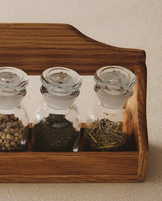 GEWÜRZREGAL AUS HOLZ MIT GLASBEHÄLTERN GEWÜRZREGAL AUS HOLZ MIT GLASBEHÄLTERN