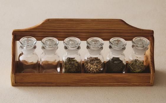 HOUTEN KRUIDENREK MET GLAZEN POTTEN HOUTEN KRUIDENREK MET GLAZEN POTTEN