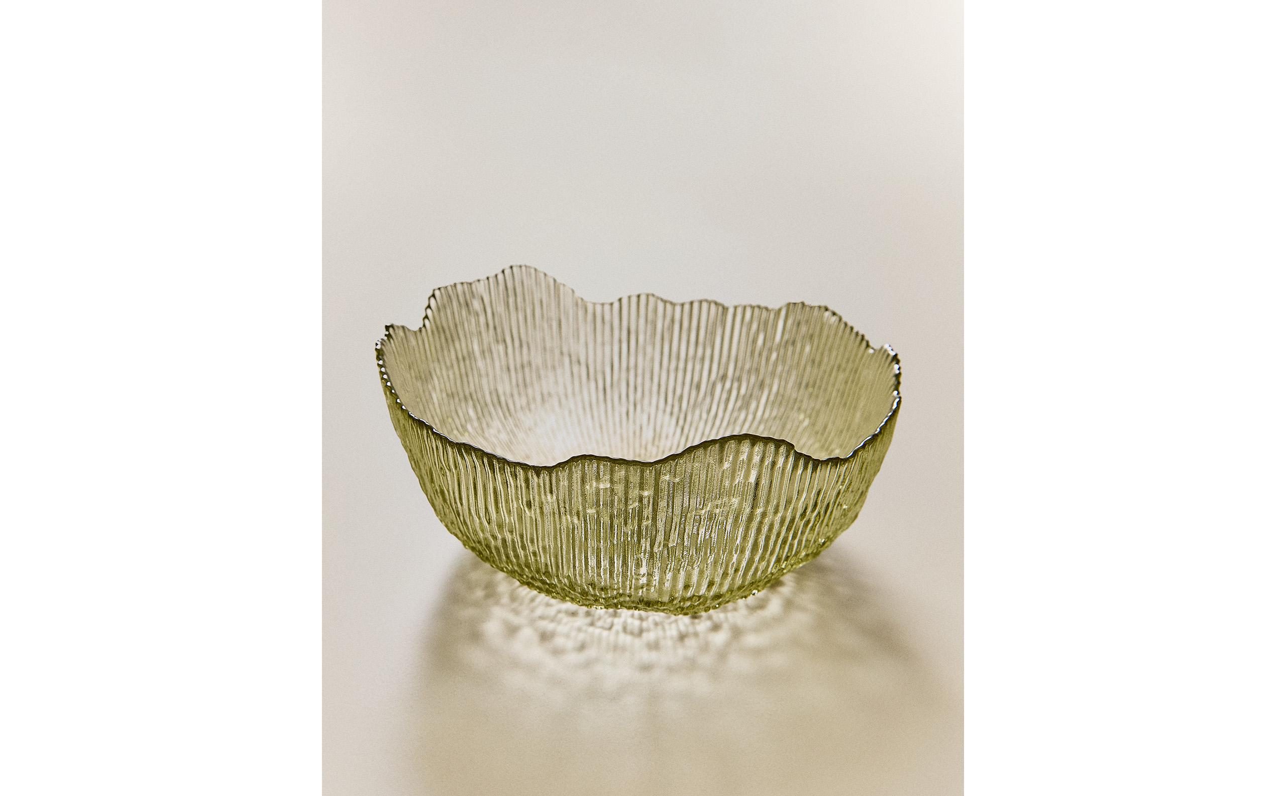 GLASS SALAD BOWL WITH RAISED DETAIL product thumbnail 5