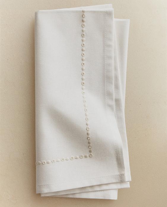 CONJUNTO DE GUARDANAPOS COM BORDADO FLORAL (CONJUNTO DE 2)
