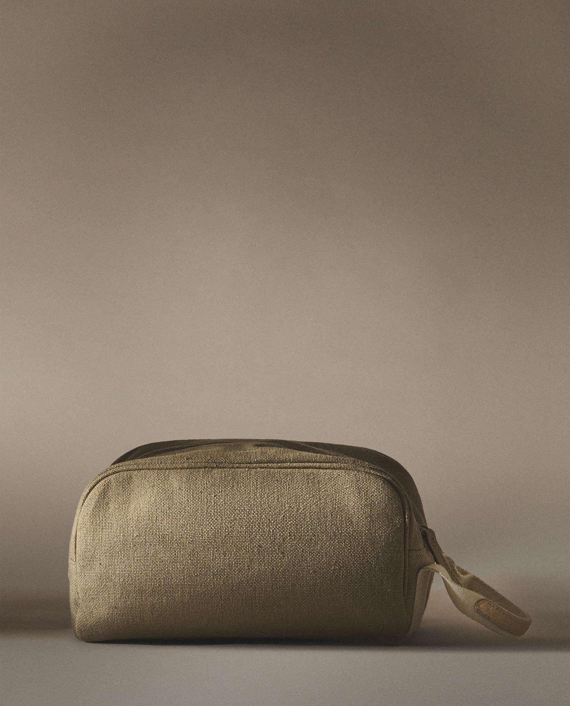 MINIMALIST TOILETRY BAG WITH LEATHER DETAIL