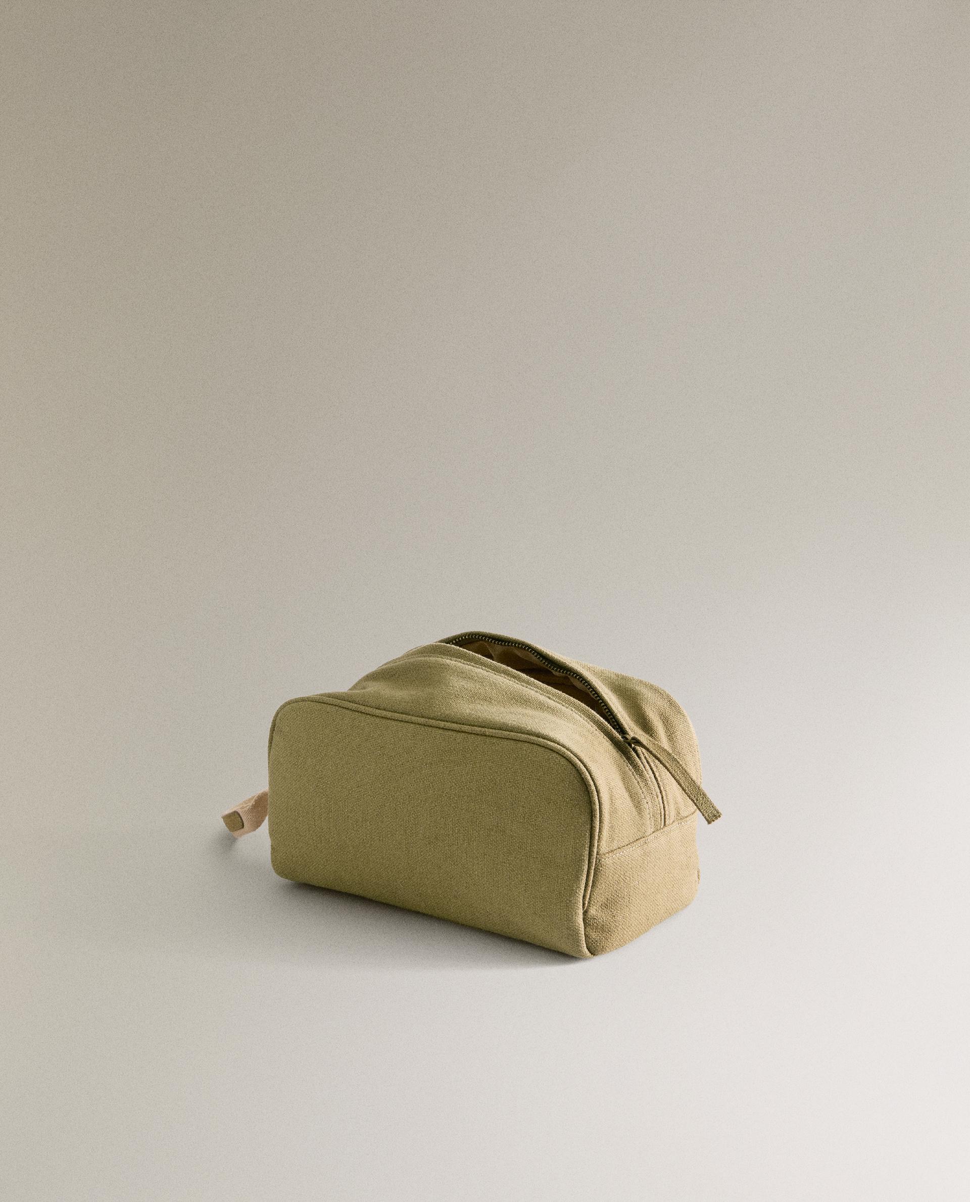 MINIMALIST TOILETRY BAG WITH LEATHER DETAIL