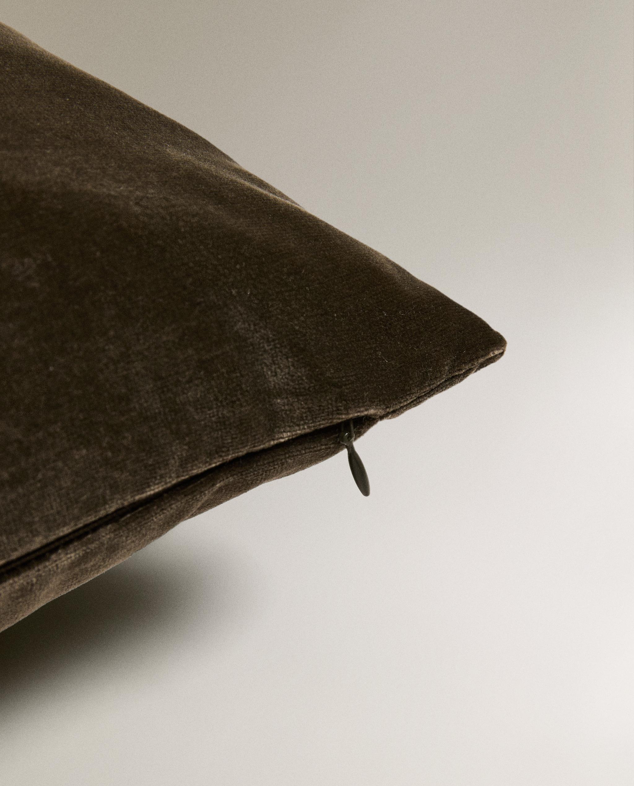 VELVET CUSHION COVER product thumbnail 3