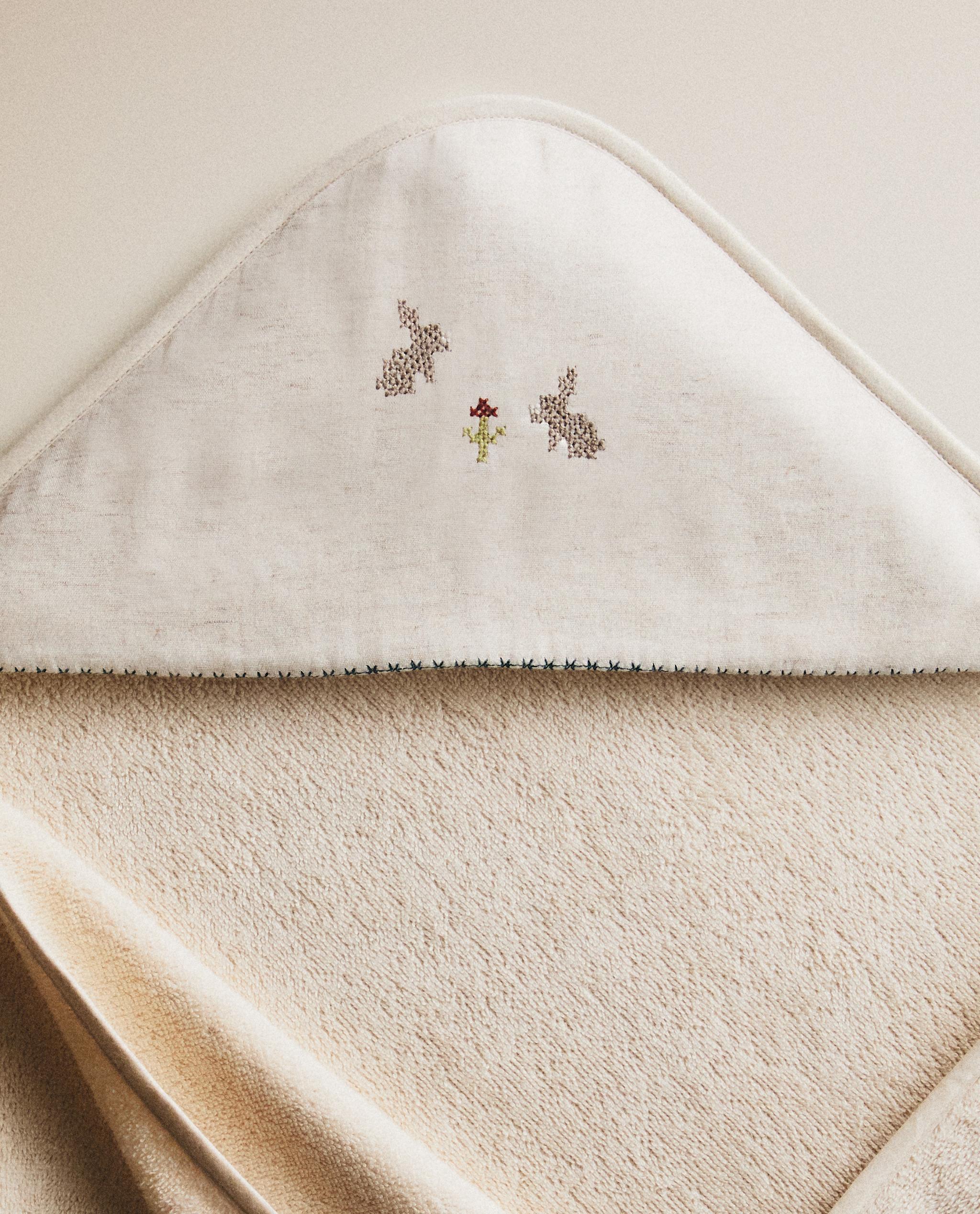 EMBROIDERED HOODED BABY TOWEL product thumbnail 8