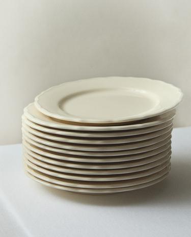 EARTHENWARE DESSERT PLATE WITH RAISED-DESIGN EDGE
