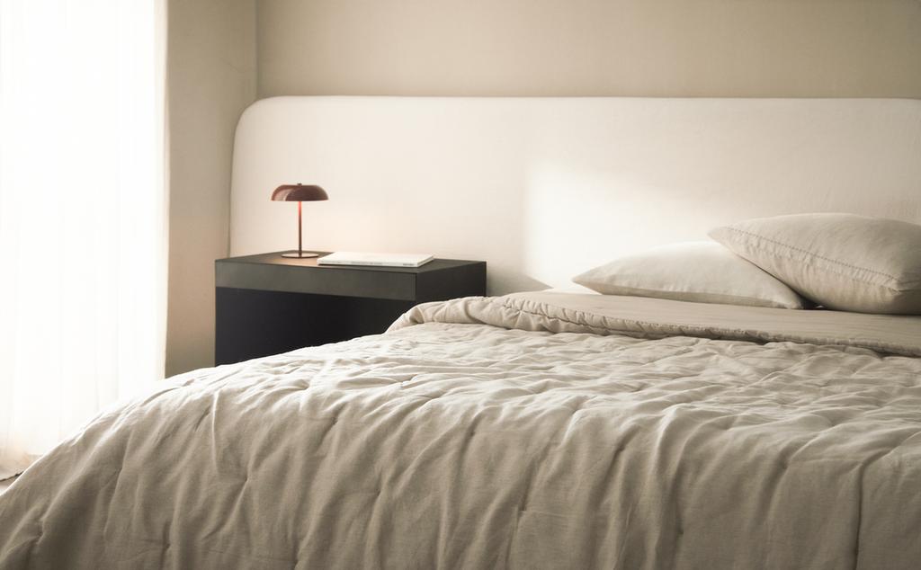 PADDED LINEN QUILTED BEDSPREAD WITH DOTS