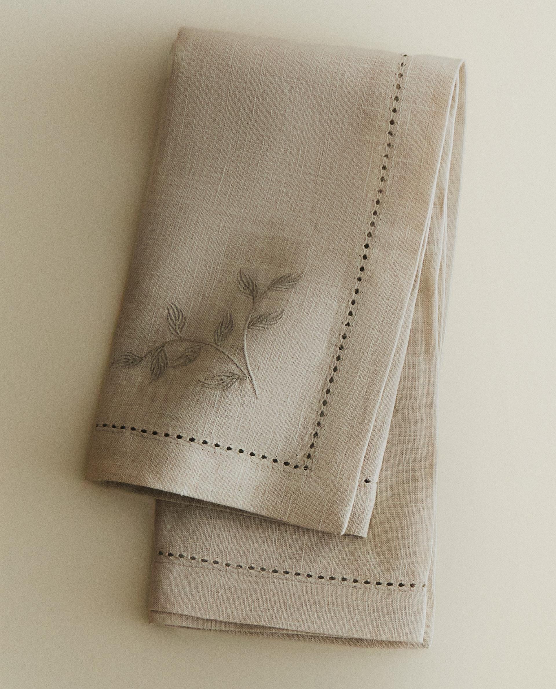 LINEN NAPKIN WITH FLORAL EMBROIDERY (SET OF 2)