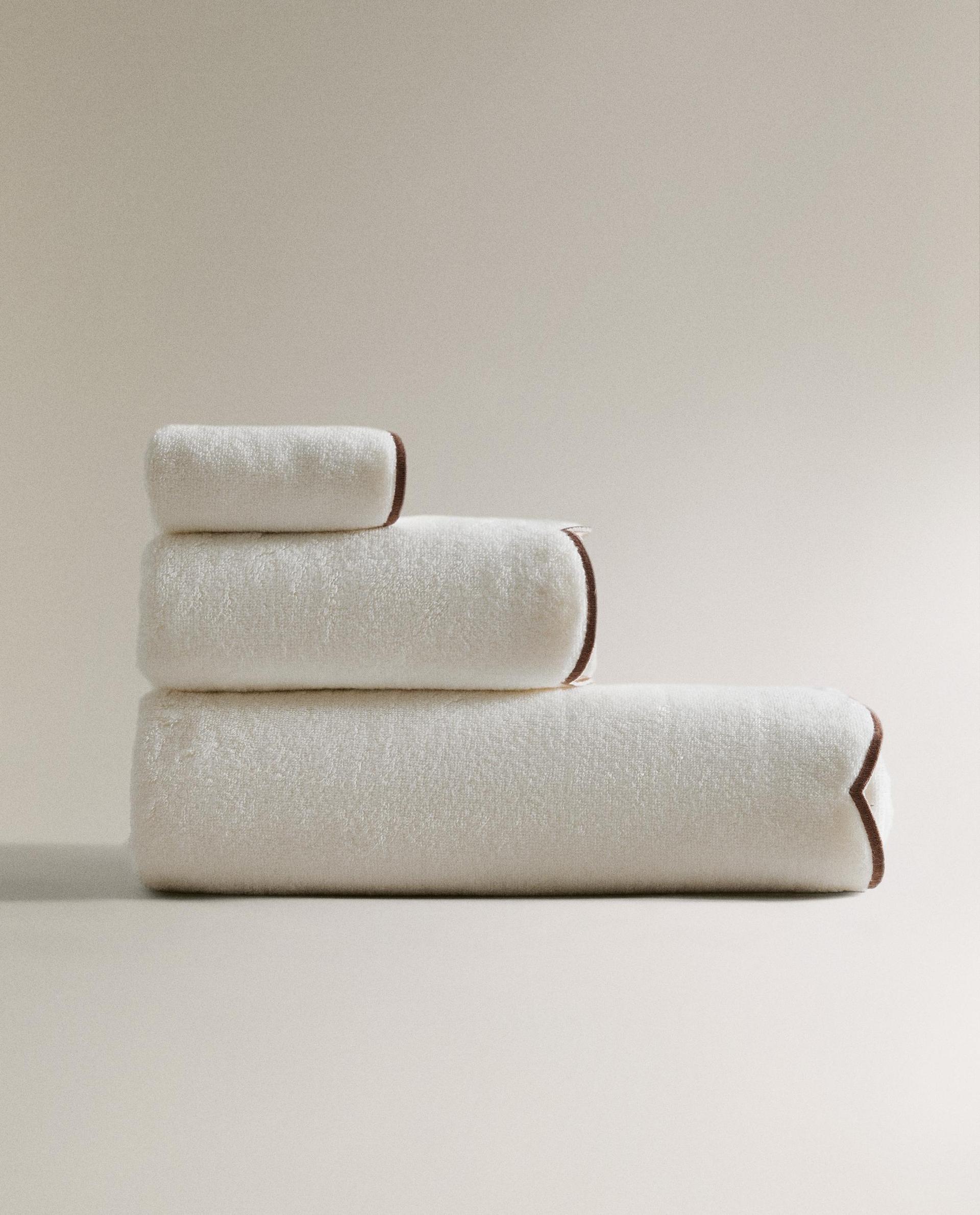 BATH TOWEL WITH SCALLOPED EDGE BATH TOWEL WITH SCALLOPED EDGE