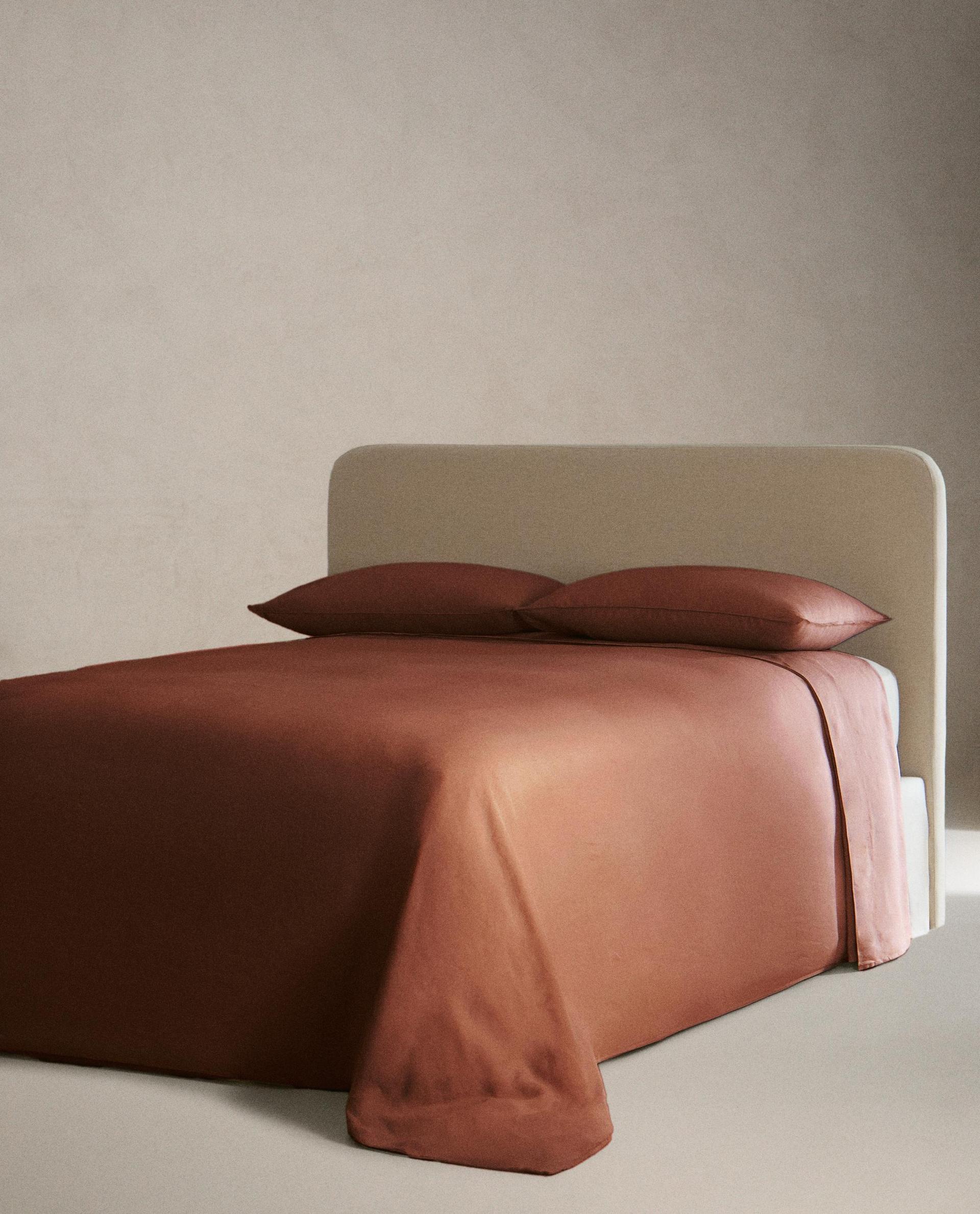 מבט קדמי על כיסוי פוך ירוק עם עיצוב חלק וסגירת כפתורים נסתרת בתחתית.