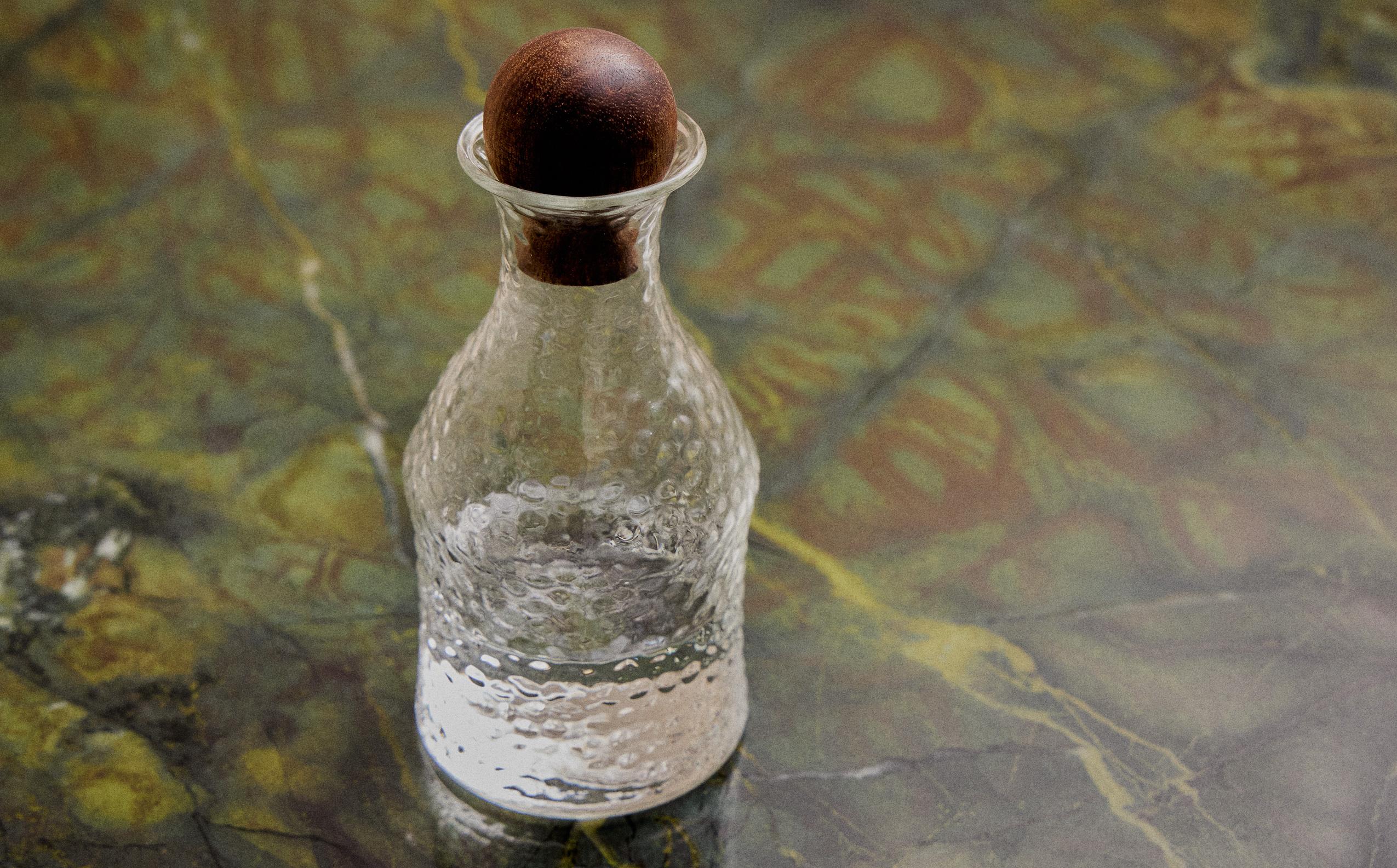 HAMMERED BOROSILICATE BOTTLE WITH WOODEN STOPPER