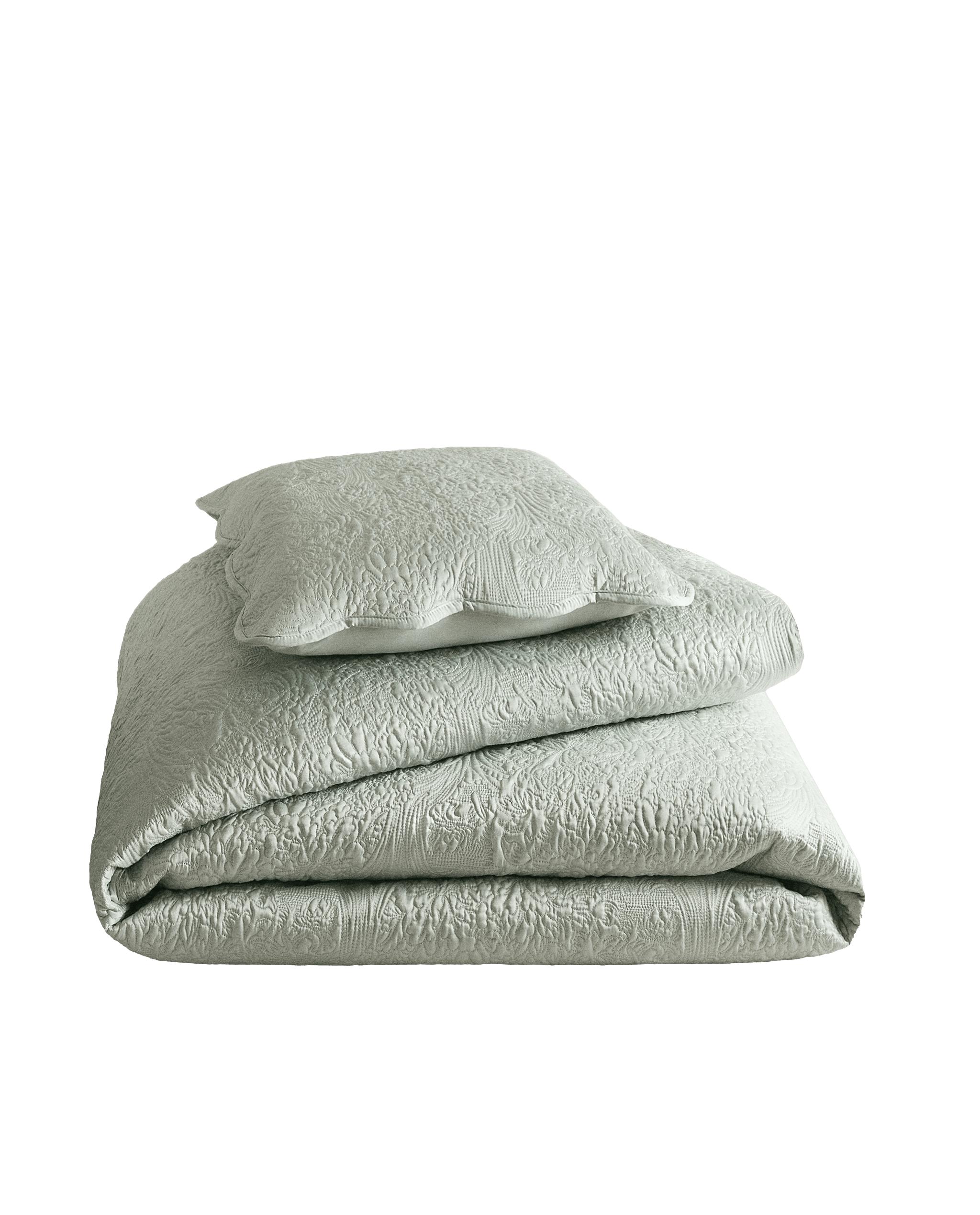 SCALLOPED FLORAL QUILTED BEDSPREAD product thumbnail 15