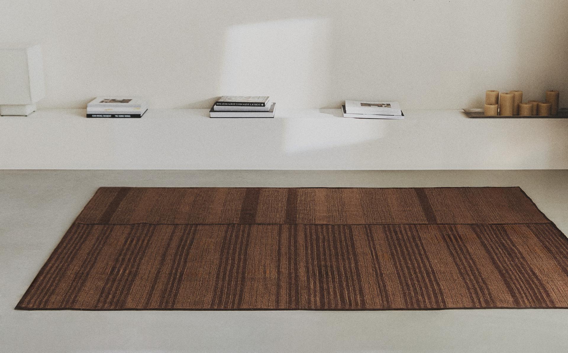 TAPETE DE LÃ COM LINHAS EM CONTRASTE TAPETE DE LÃ COM LINHAS EM CONTRASTE