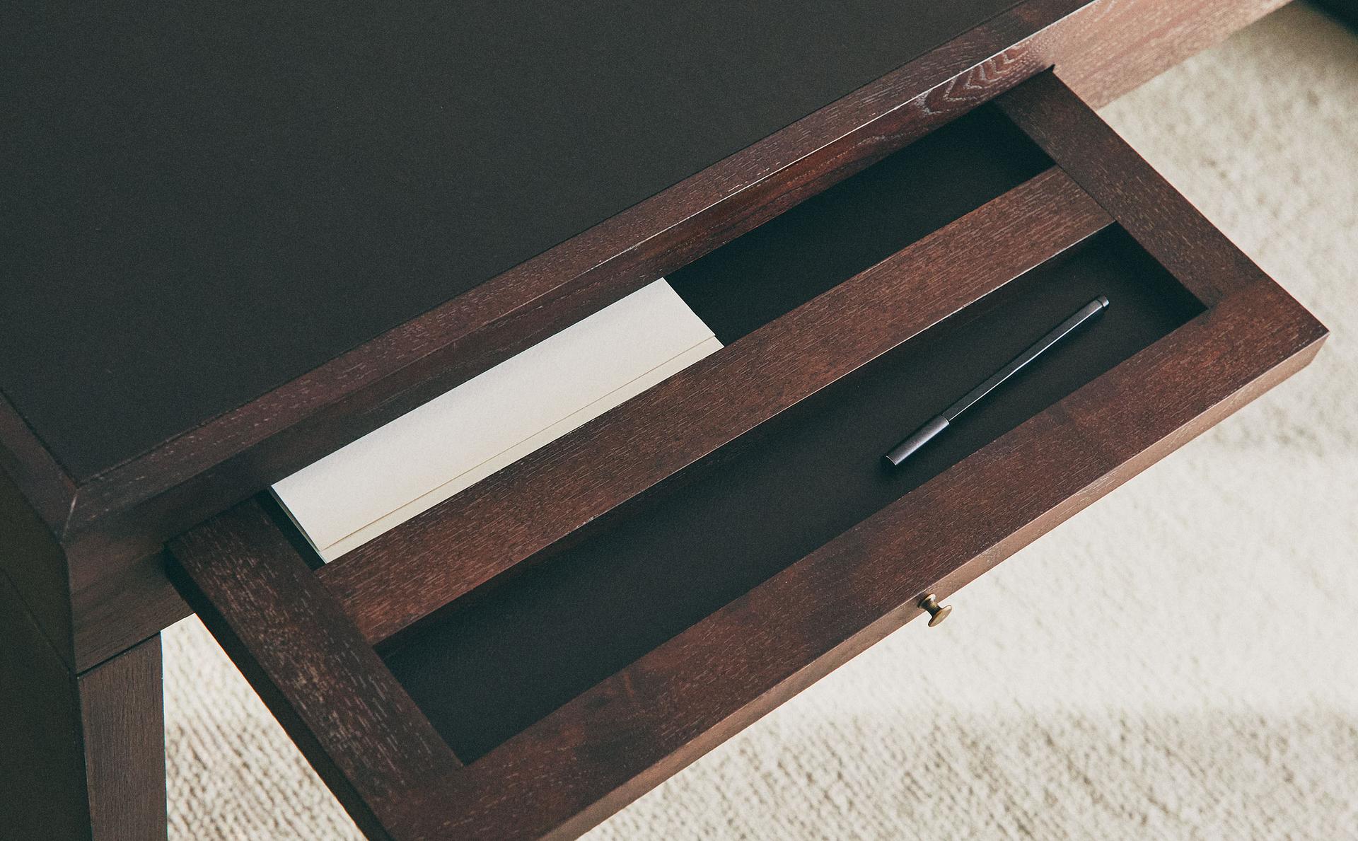 مكتب من الخشب والجلد مكتب من الخشب والجلد