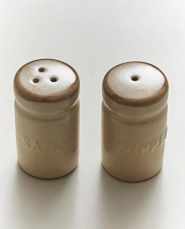 STONEWARE SALT AND PEPPER SHAKER SET