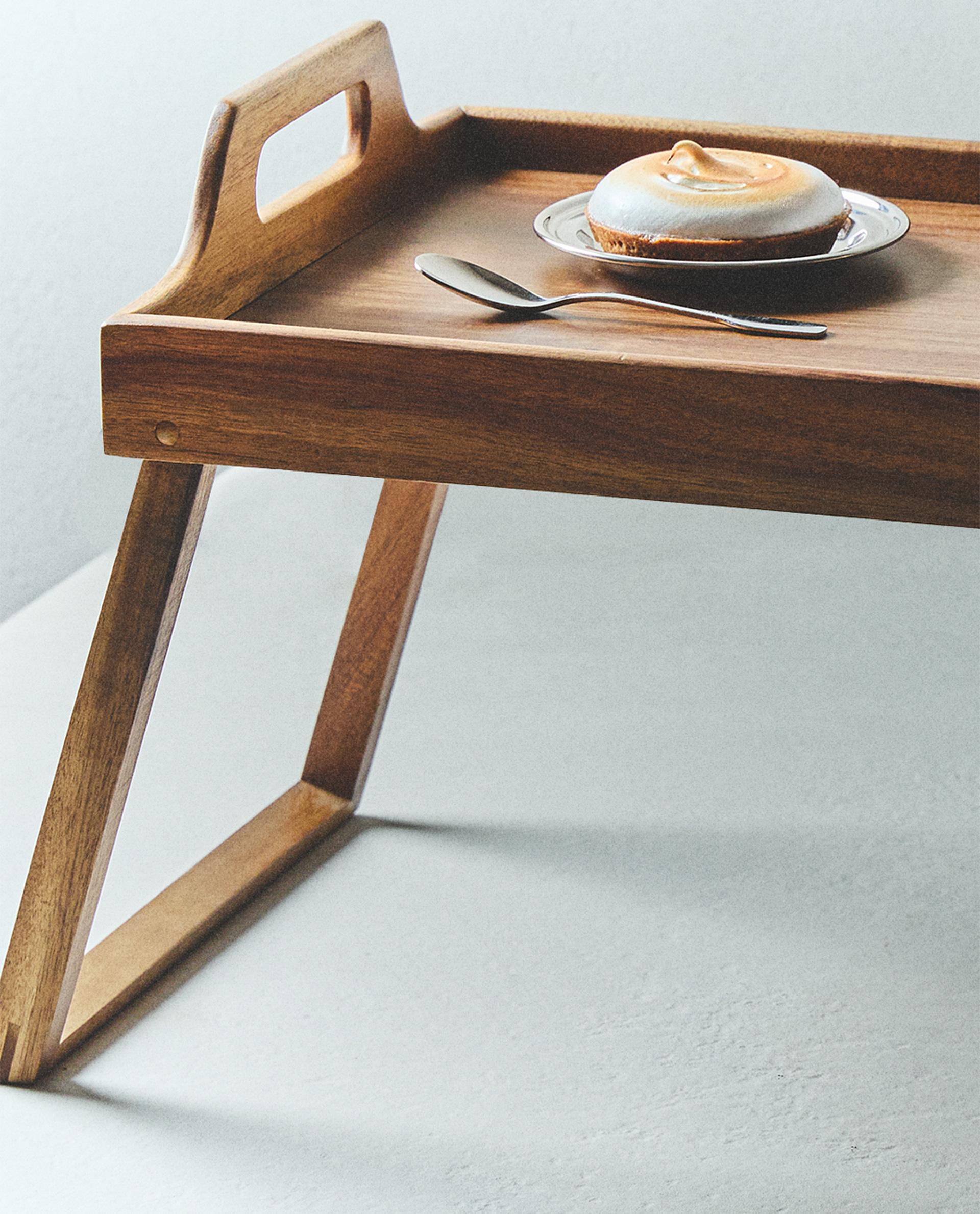 FOLDABLE TRAY WITH HANDLES