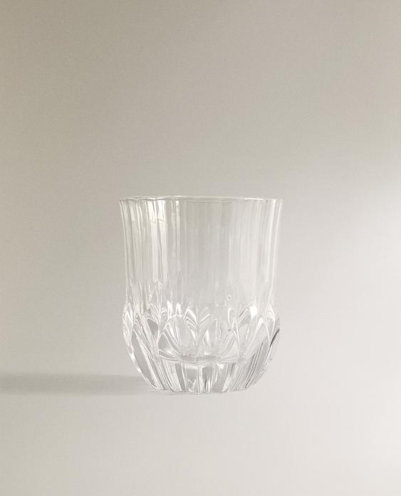 كوب من الكريستالاين بمظهر منحوت