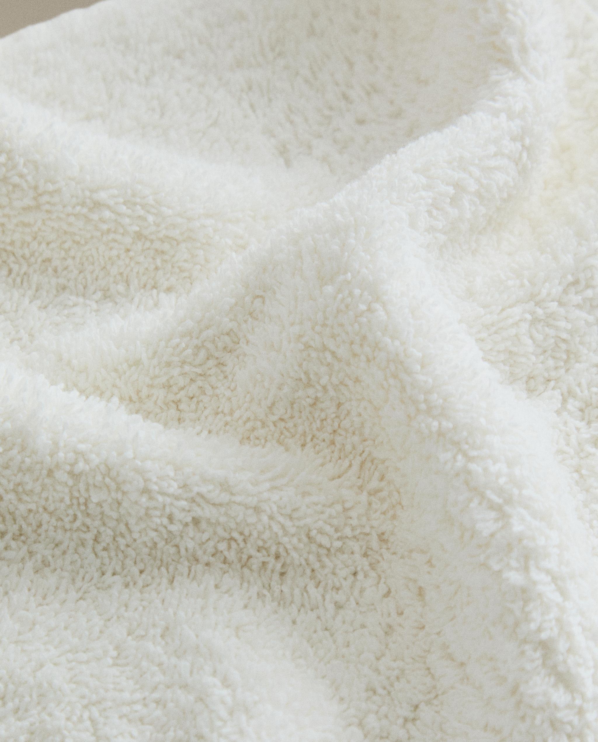 BATH TOWEL WITH LINEN APPLIQUÉ BORDER product thumbnail 3