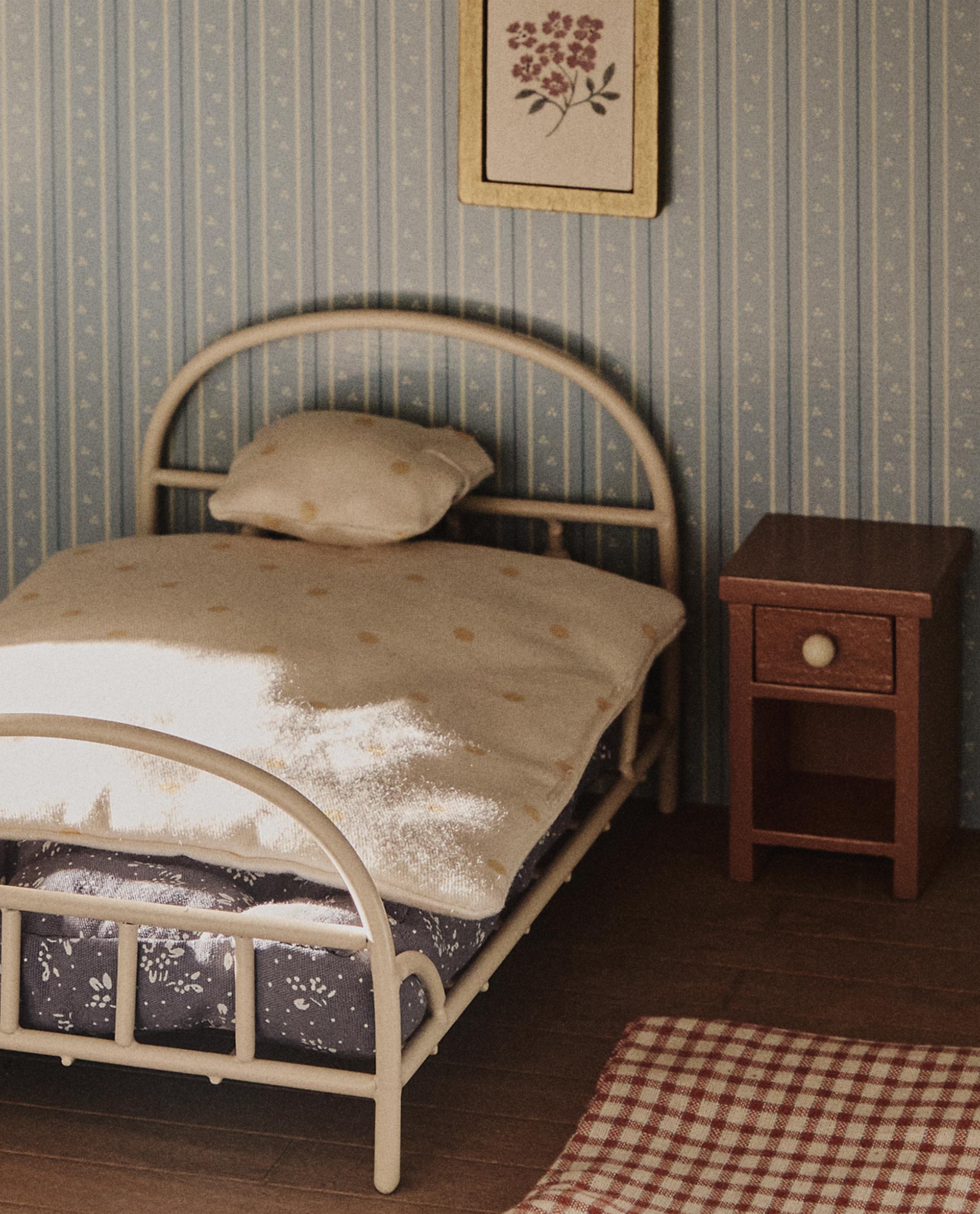 iLAND Meubles de maison de poupée en bois à l'échelle 1/12, meubles de chambre à coucher en acajou avec lit de maison de poupée, coiffeuse et armoire (meubles miniatures classiques, 6 pièces iLAND Meubles de maison de poupée en bois à l'échelle 1/12, meubles de chambre à coucher en acajou avec lit de maison de poupée, coiffeuse et armoire (meubles miniatures classiques, 6 pièces