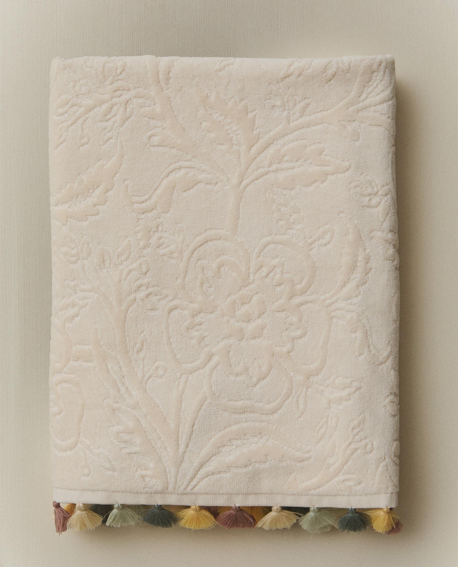 SERVIETTE DE BAIN POMPONS JACQUARD SERVIETTE DE BAIN POMPONS JACQUARD