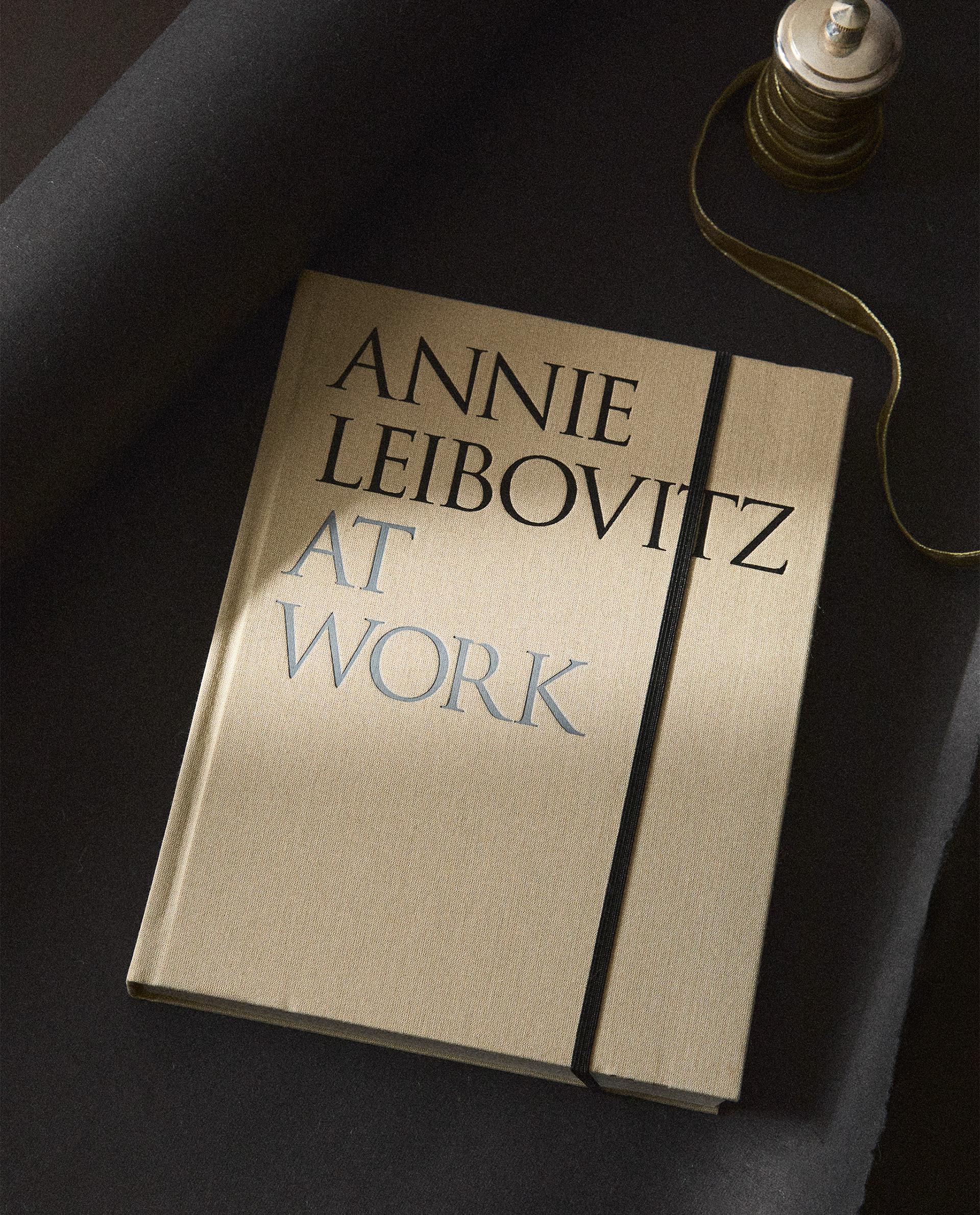 ANNIE LEIBOVITZ AT WORK BOOK