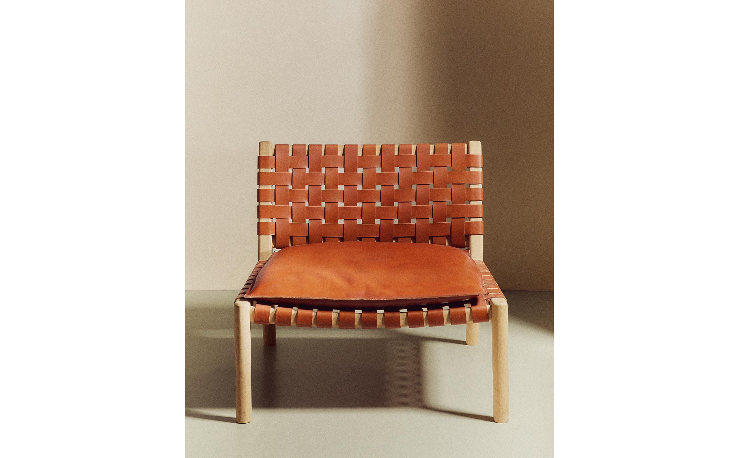 LOUNGE CHAIR 01