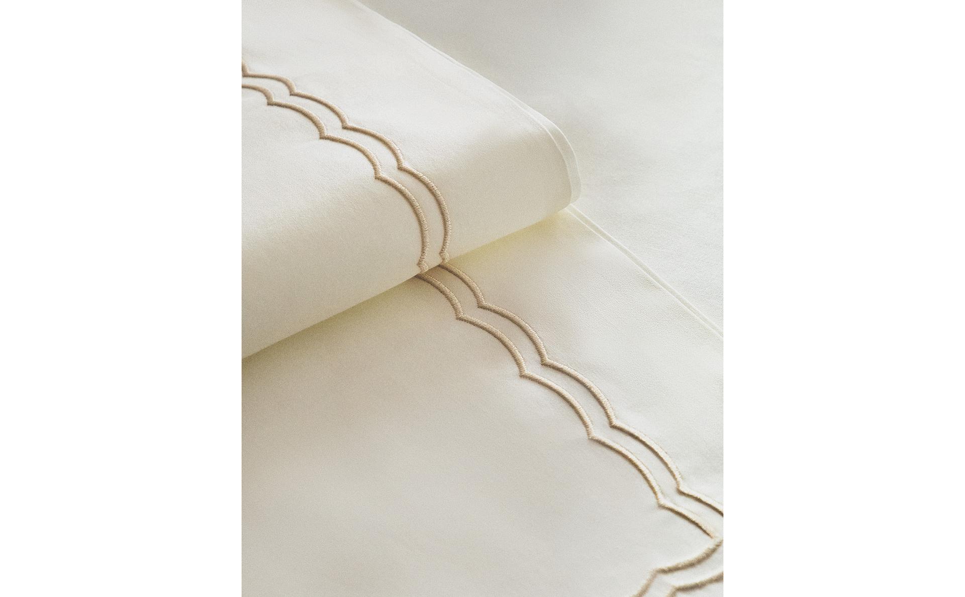 COTTON SATEEN DUVET COVER WITH TRIM (300 THREAD COUNT) COTTON SATEEN DUVET COVER WITH TRIM (300 THREAD COUNT)