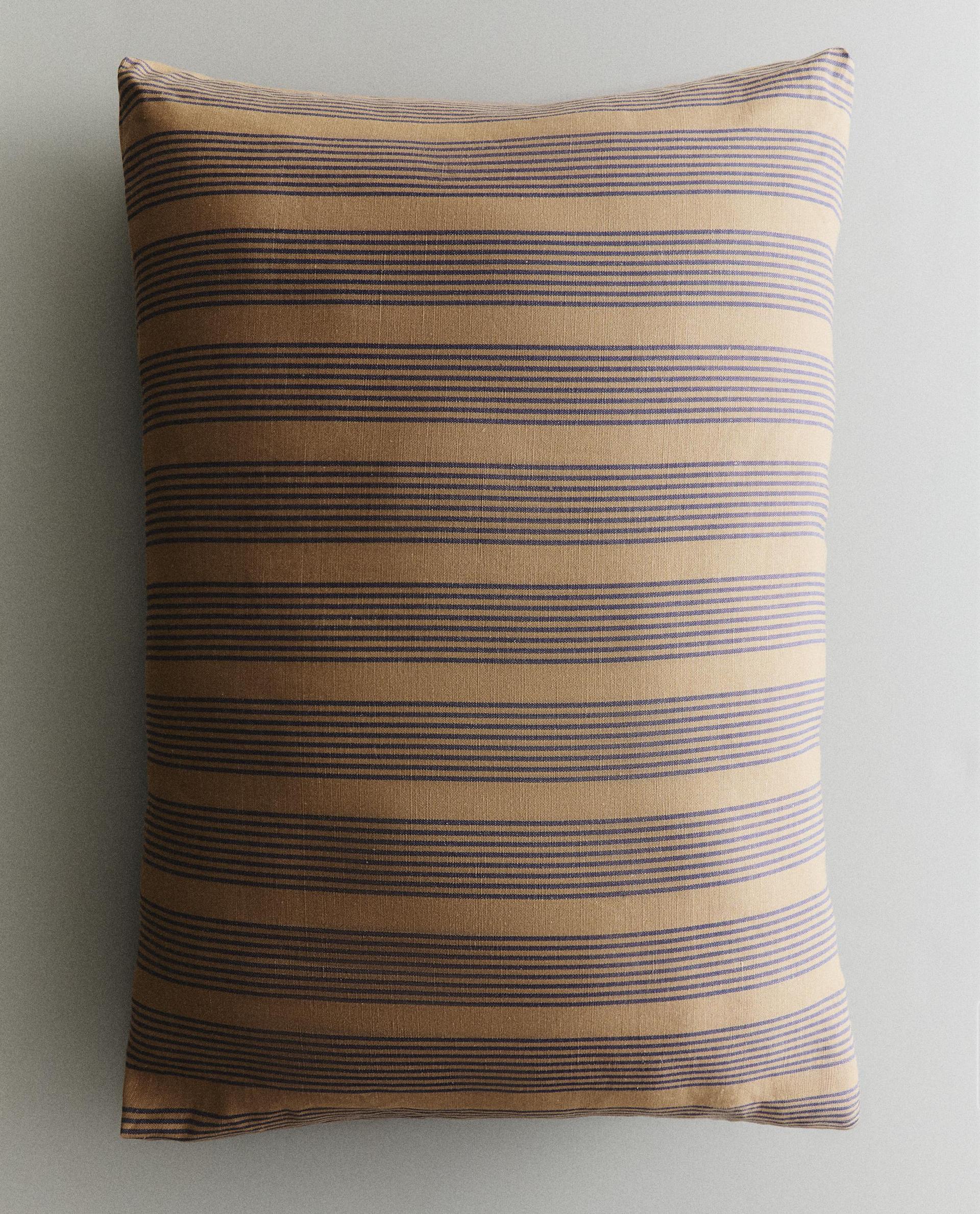 GESTREEPT RUGKUSSEN BANK GESTREEPT RUGKUSSEN BANK