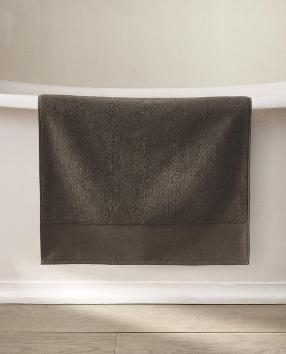 BATH MAT WITH WIDE EDGE BATH MAT WITH WIDE EDGE