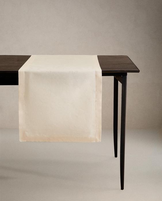 JACQUARD TABLE RUNNER WITH ROSES