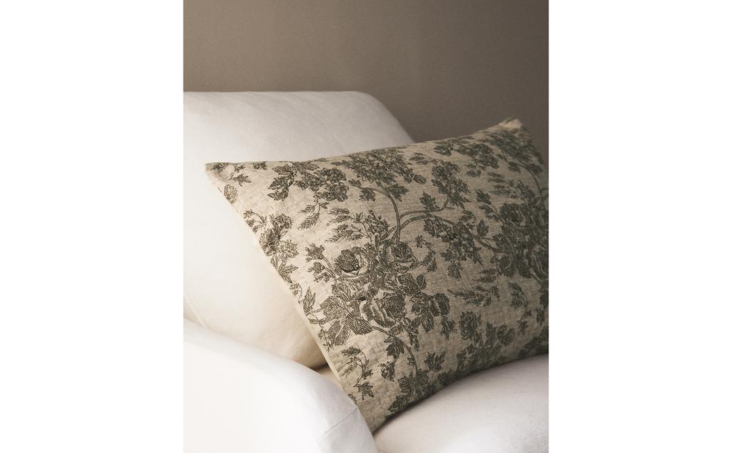 غلاف وسادة من القطن والكتان بأزهار غلاف وسادة من القطن والكتان بأزهار