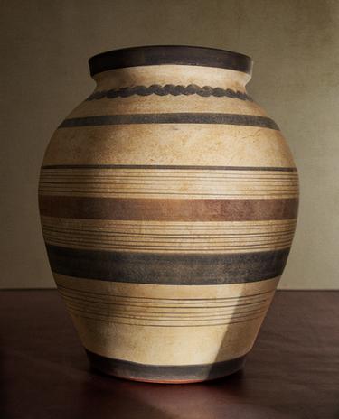 GROßE VASE AUS KERAMIK MIT LINIEN