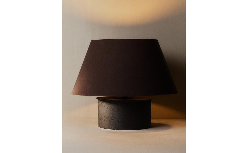 مصباح طاولة من المعدن والقطن