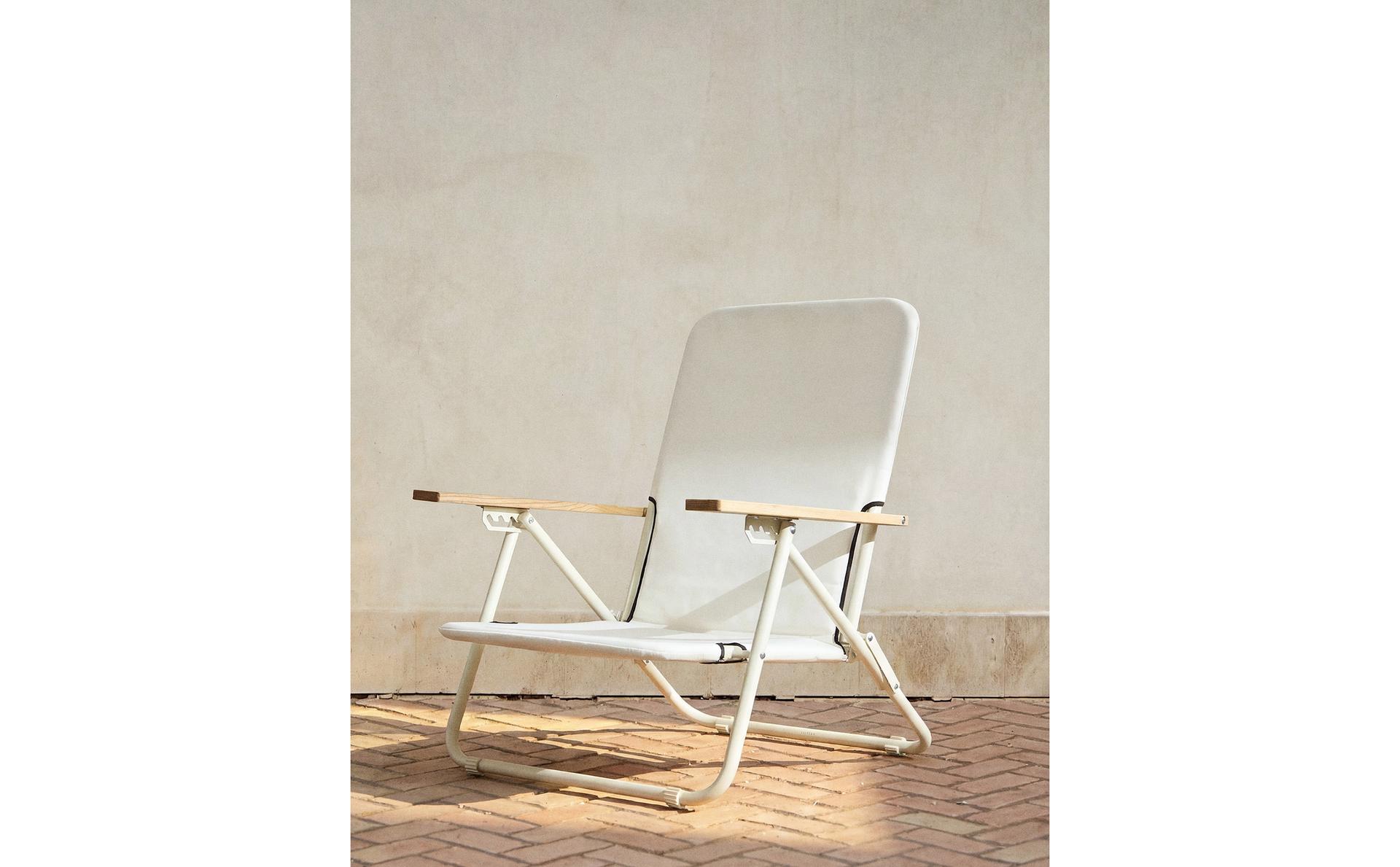 INKLAPBARE STRANDSTOEL MET HOUTEN ARMLEUNINGEN INKLAPBARE STRANDSTOEL MET HOUTEN ARMLEUNINGEN