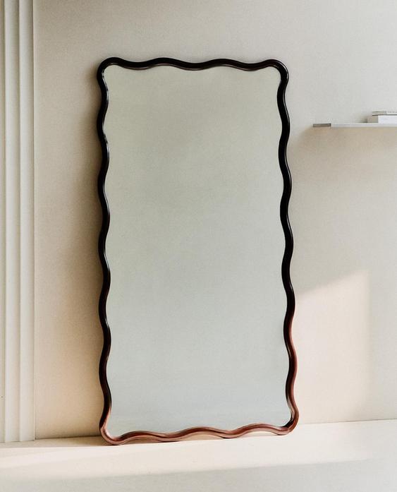 VERTICAL MIRROR WITH SCALLOPED FRAME